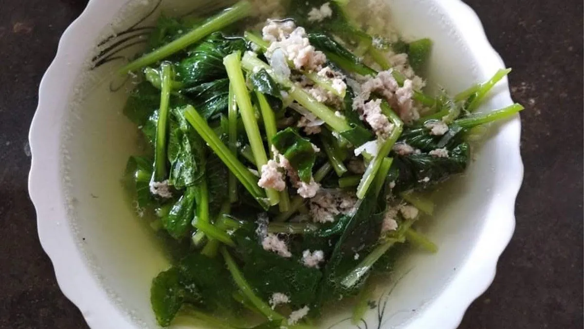 Tô canh cải ngọt thịt bằm đã hoàn thành, có màu xanh tươi mát, nước dùng trong, rất hấp dẫn