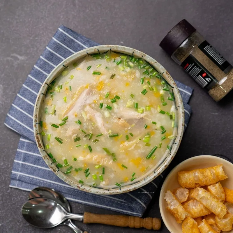 Cháo bí đỏ nấu với thịt gà thơm ngon