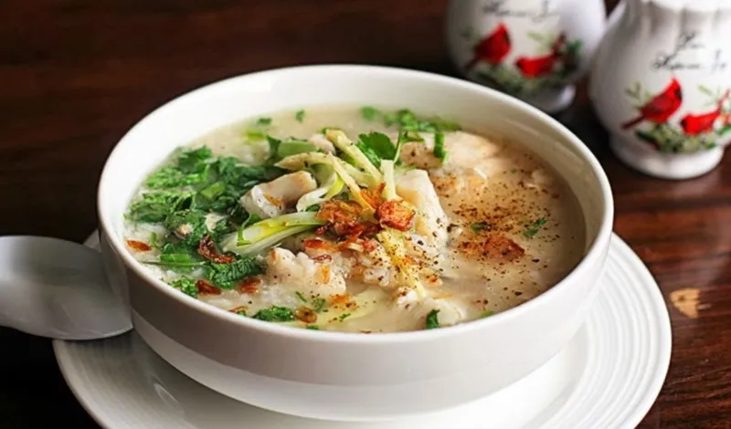 Quy trình sơ chế và chuẩn bị nguyên liệu nấu cháo cá chuyên nghiệp