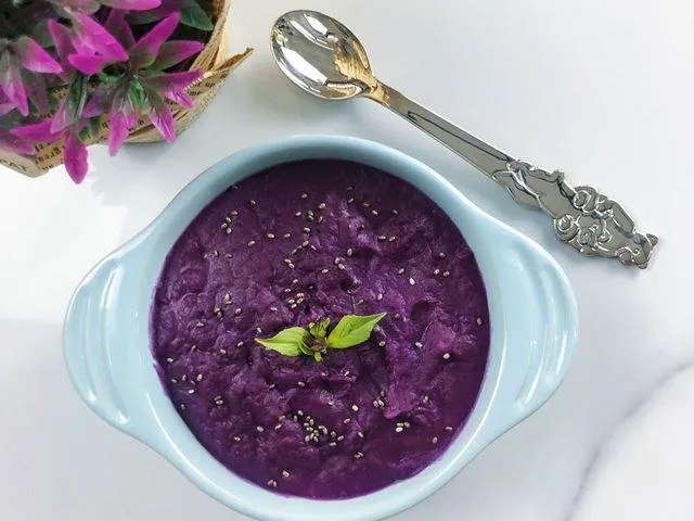 Bé ăn cháo mè đen với khẩu phần phù hợp theo độ tuổi