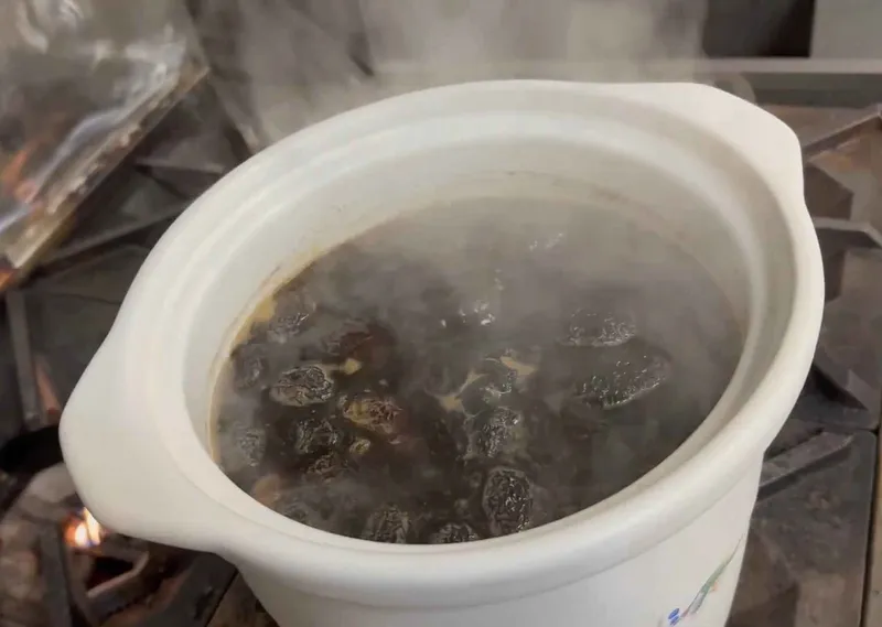 Nồi hải sâm hầm thuốc bắc đang sôi liu riu trên bếp, chuẩn bị nêm nếm