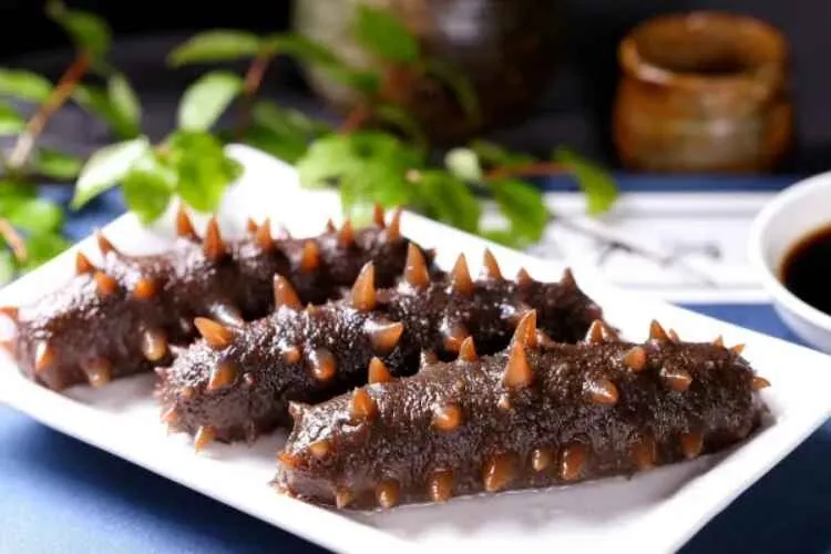 Các vị thuốc bắc như đương quy, linh chi, táo tàu được chuẩn bị kỹ lưỡng cho món hầm