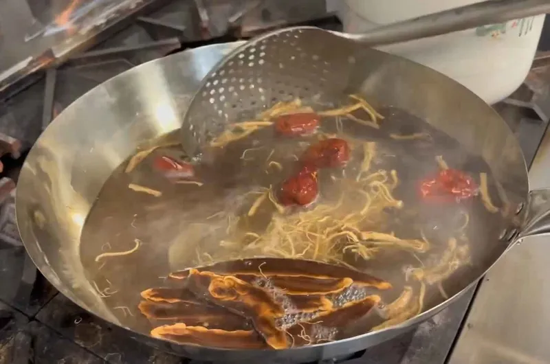 Các vị thuốc bắc và nhân sâm được chần sơ qua nước sôi trước khi cho vào nồi hầm