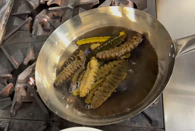 Hải sâm đã sơ chế được chần nhanh qua nước sôi