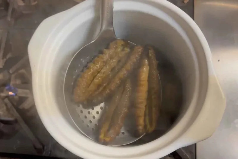 Các nguyên liệu hải sâm, thuốc bắc và nhân sâm được cho vào nồi lớn để bắt đầu hầm