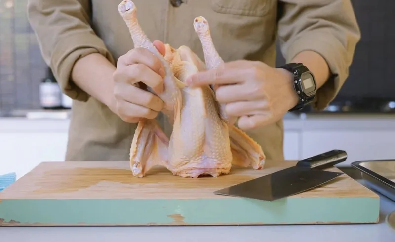 Cách phân biệt gà ta ngon qua màu da và độ săn chắc