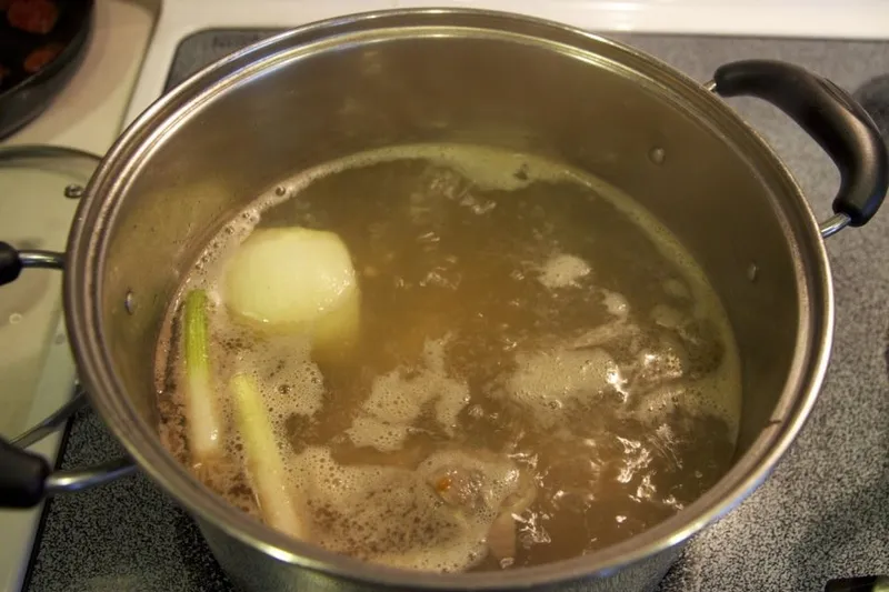 Ninh xương và gà làm nước dùng