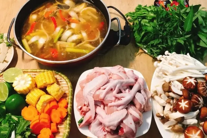 Thưởng thức lẩu gà thập cẩm nóng hổi