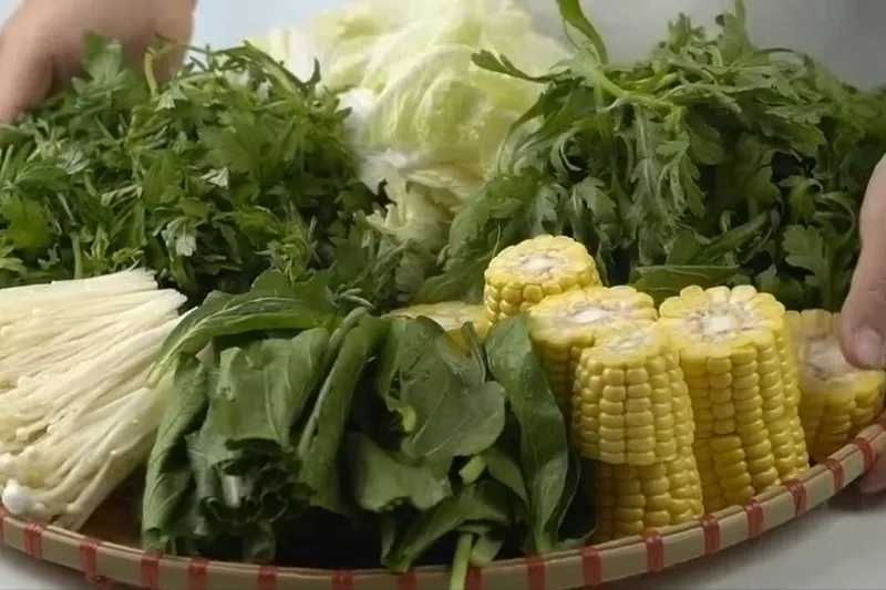 Sơ chế nấm, các loại rau ăn kèm
