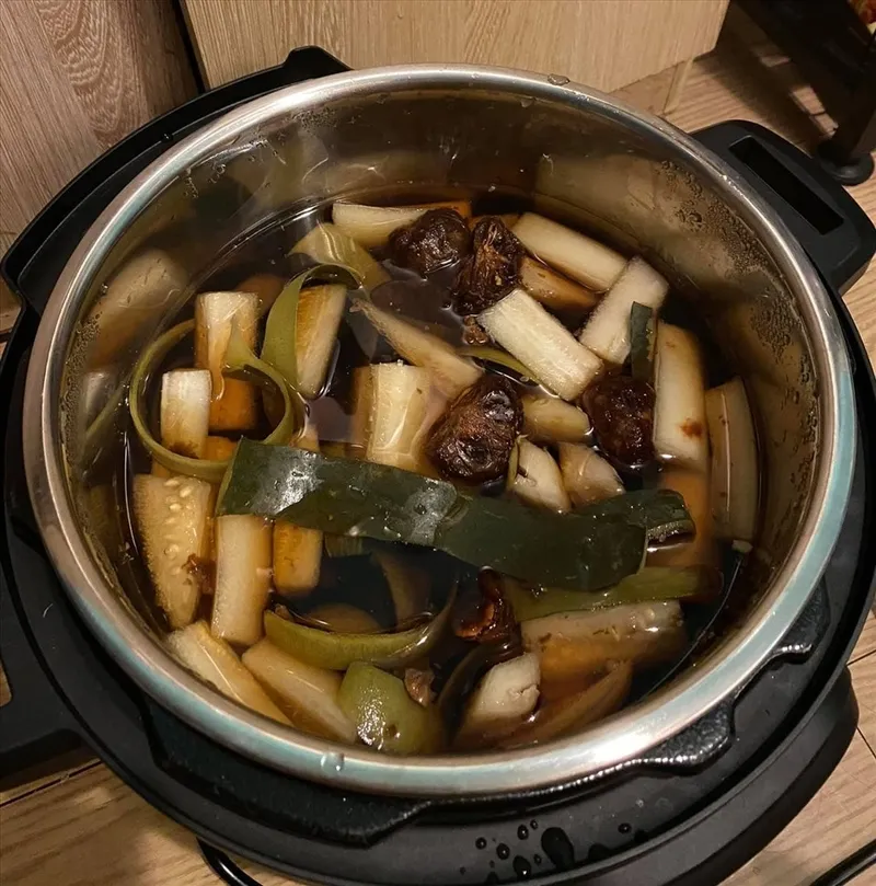 Thành phẩm nước bí đao sau khi nấu, được đựng trong chai thủy tinh và bảo quản trong tủ lạnh