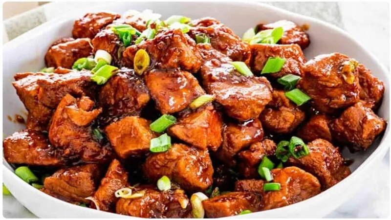 Mô tả hình ảnh: Thịt nạc kho thảo mộc với màu sắc hổ phách bắt mắt và ngon miệng