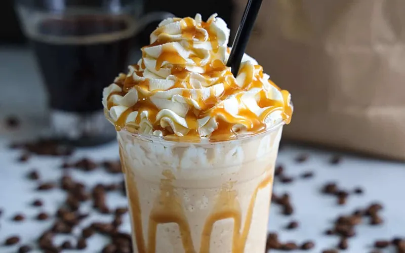 Ly Caramel Frappuccino đầy đặn với lớp kem tươi và sốt caramel óng ả.