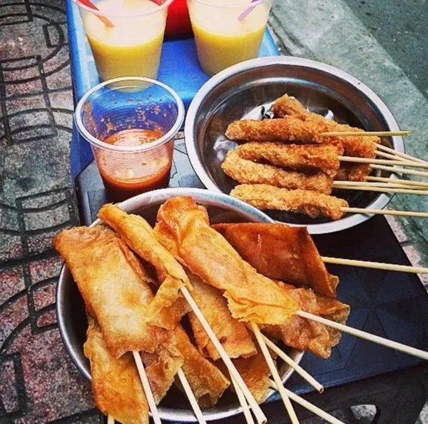 Cận cảnh nem chua rán với lớp vỏ vàng ươm hấp dẫn, sẵn sàng để thưởng thức cùng tương ớt