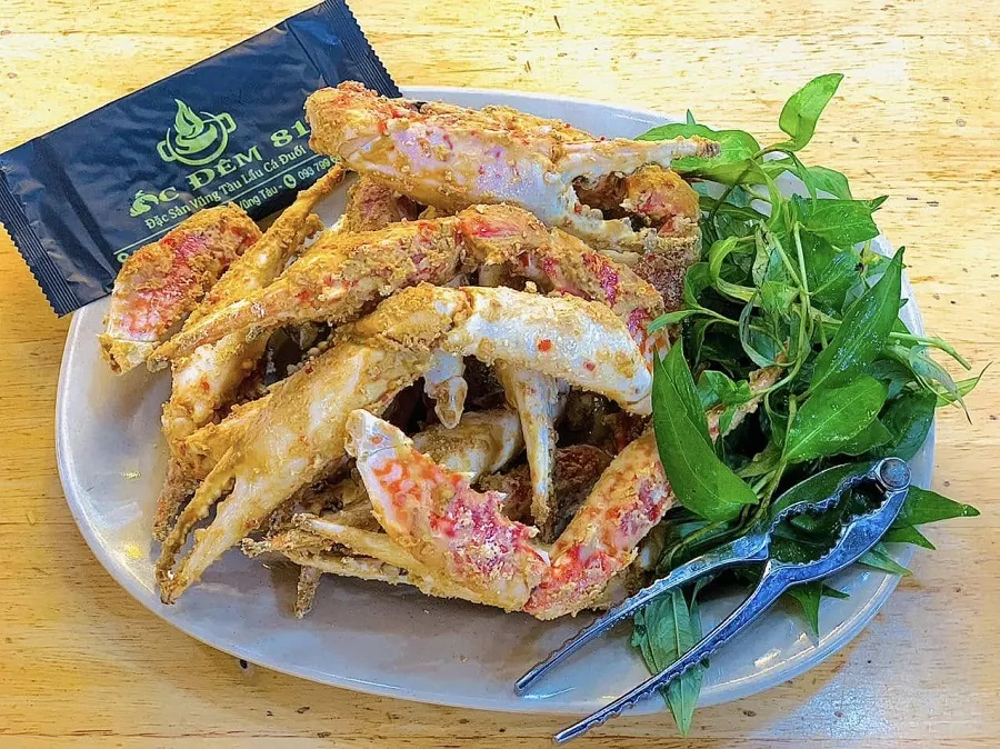 Càng ghẹ rang muối tại Ốc Đêm 81