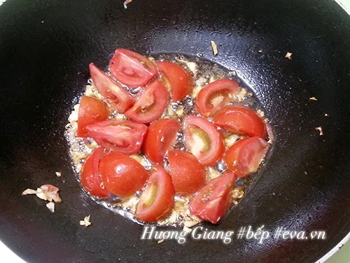 Xào cà chua với hành tỏi cho thơm