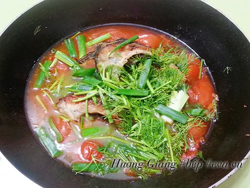 Cho cá vào nấu cùng cà chua