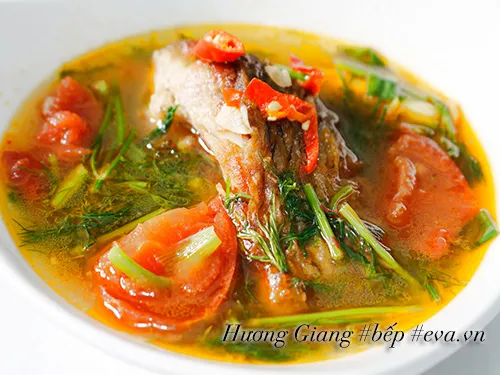 Canh cá chép thì là nóng hổi