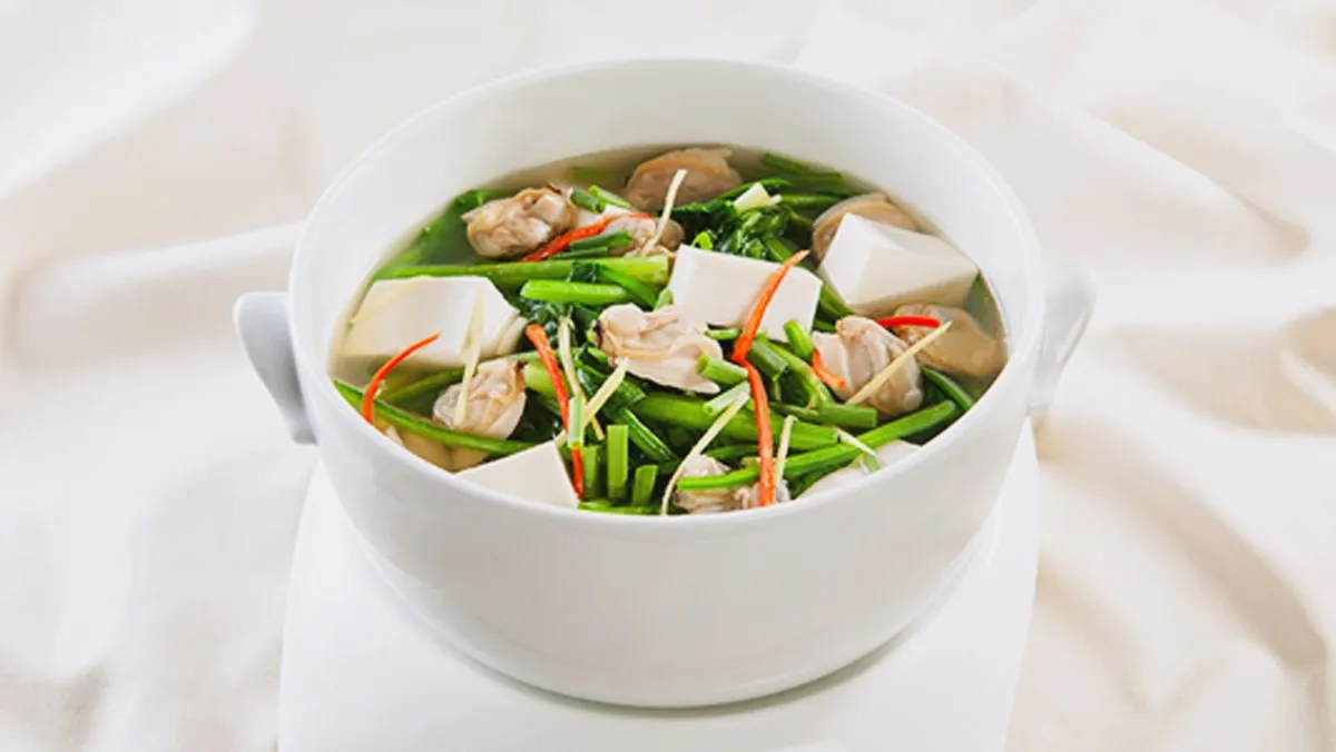 Bát canh cải bó xôi nấu nghêu đậu hũ với màu sắc vô cùng bắt mắt