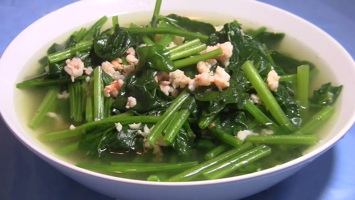 Cận cảnh món canh cải bó xôi nấu với tôm tươi sau khi hoàn thành