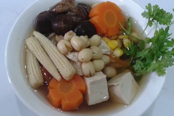 Canh chay thập cẩm với nhiều loại rau củ tươi ngon cung cấp năng lượng