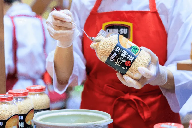 Hạt nêm CHIN-SU nấm Shiitake & tảo Kombu mang đến vị ngọt thanh tự nhiên từ nấm, tảo giúp món ăn thơm ngon, ngọt trong nước dùng.