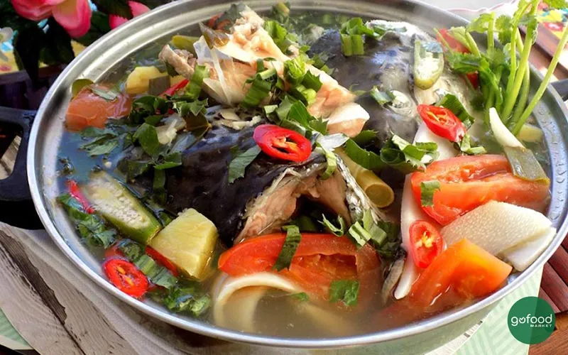 Canh đầu cá hồi với măng chua