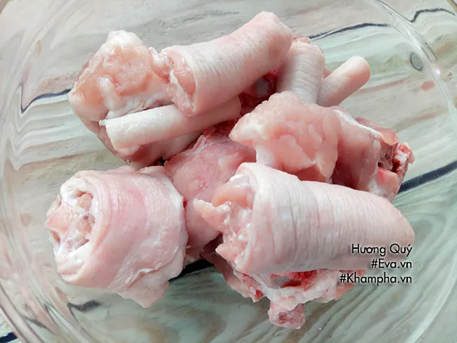 Đuôi heo được làm sạch và chặt miếng vừa ăn