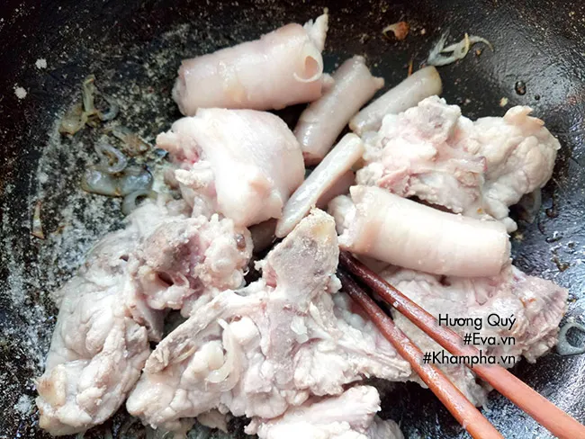 Nồi áp suất đang hầm đuôi heo