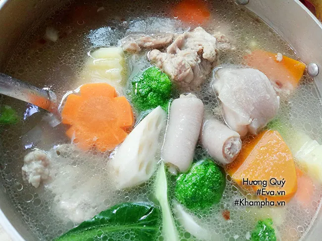 Các loại rau củ được cho vào nồi hầm cùng đuôi heo