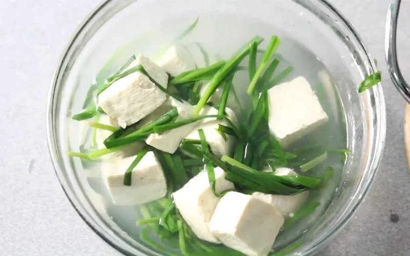 Tô canh hẹ đậu hũ sau khi hoàn thành với màu xanh mướt