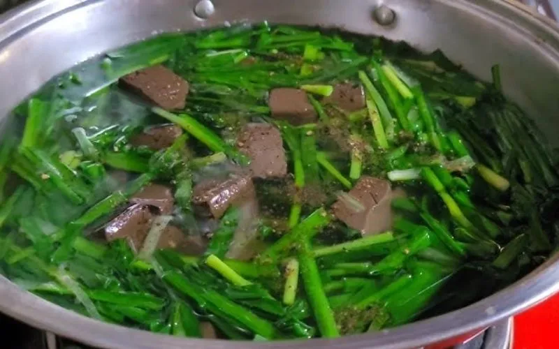 Canh hẹ nấu huyết đậm đà cho bữa cơm gia đình