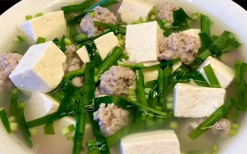 Canh hẹ đậu hũ thịt bằm giàu dinh dưỡng