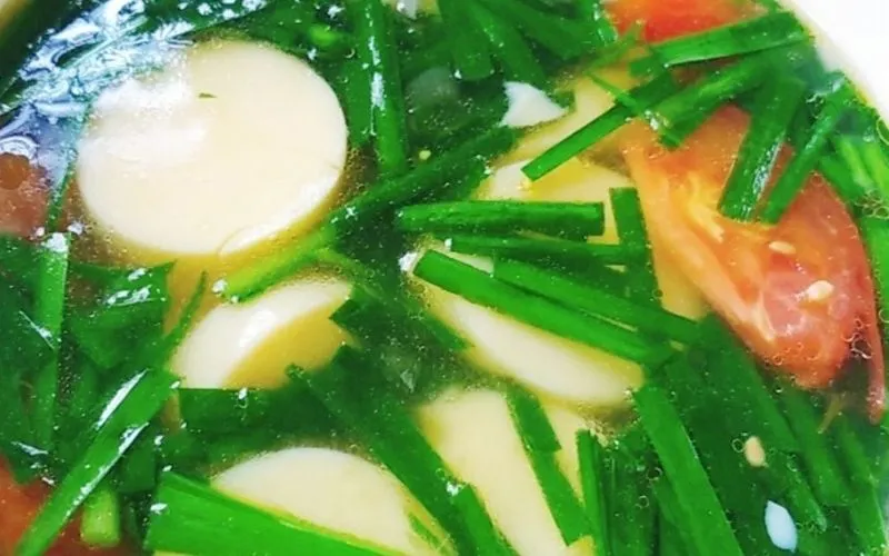 Nước canh chua nhẹ từ cà chua kết hợp với hẹ