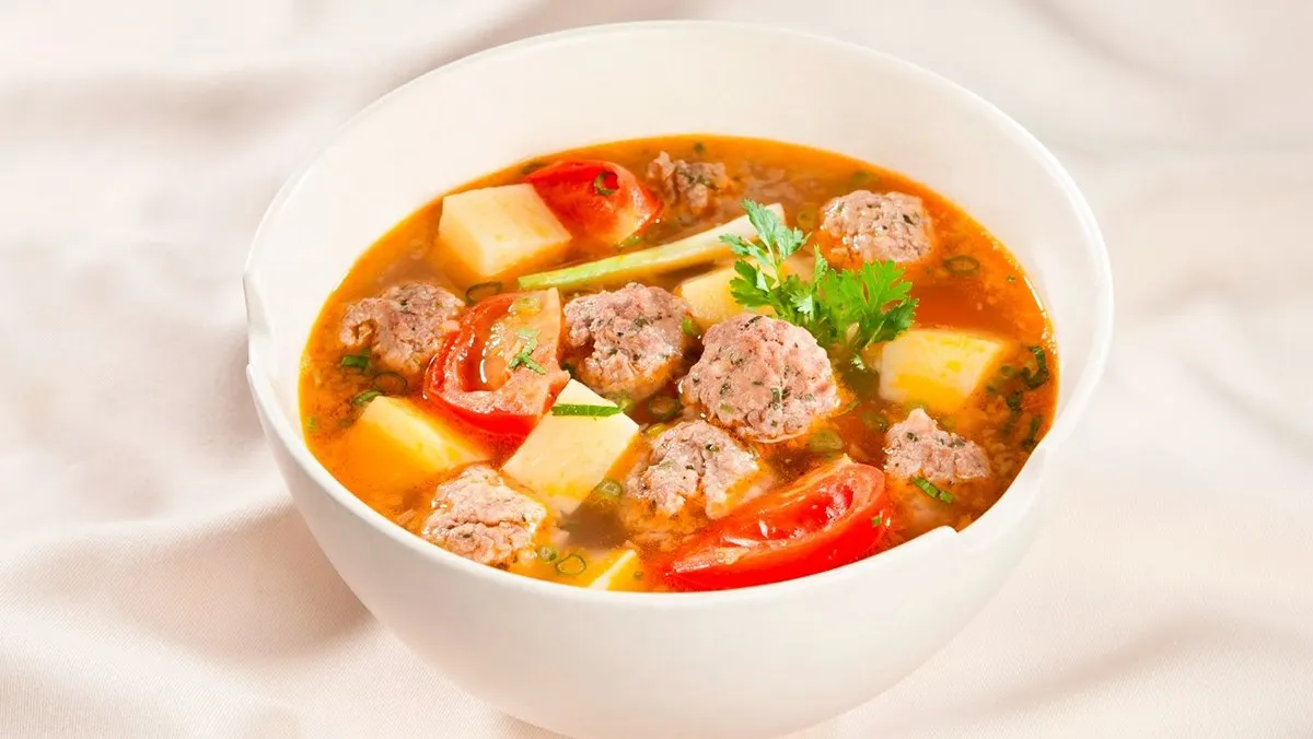 Canh khoai tây nấu cùng thịt bò viên và cà chua bổ dưỡng