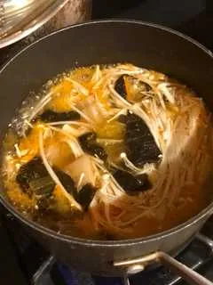 Cách nấu canh rong biển khô chay kết hợp kim chi và đậu hũ non