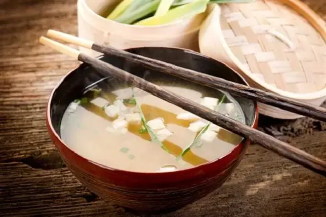 Canh Miso truyền thống với đậu hũ trắng và cá bào khô