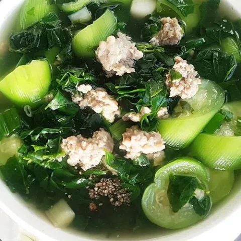 Canh mướp bình thường nấu tôm tươi với màu sắc bắt mắt và hương vị hài hòa