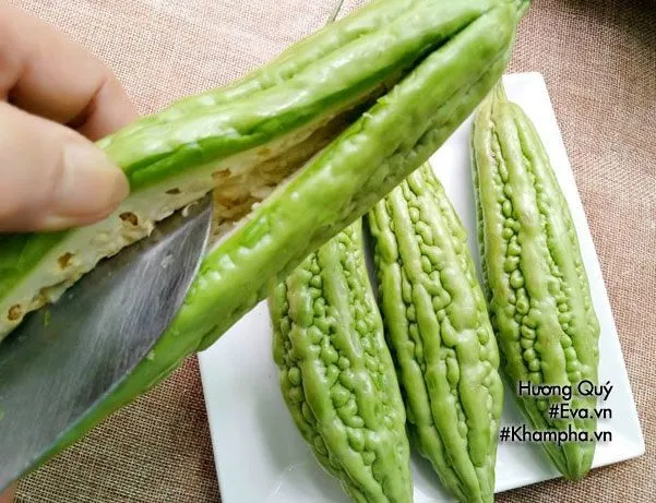 Sơ chế mướp đắng và loại bỏ ruột trắng để giảm độ đắng gắt