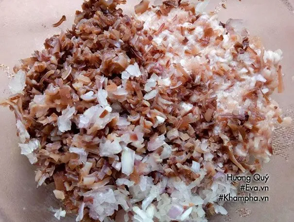 Ướp nhân thịt băm với mộc nhĩ và gia vị tiêu xay thơm nồng