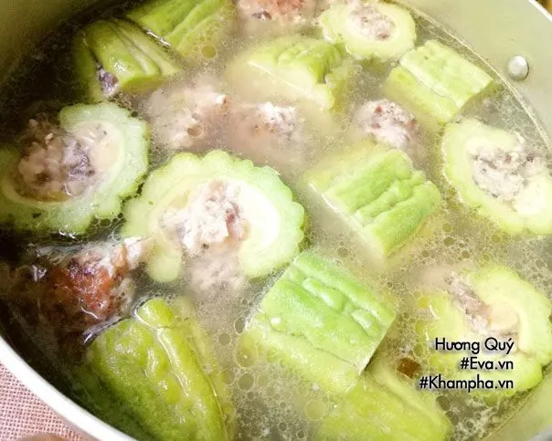Quá trình nấu canh mướp đắng nhồi thịt trên lửa nhỏ để nước trong