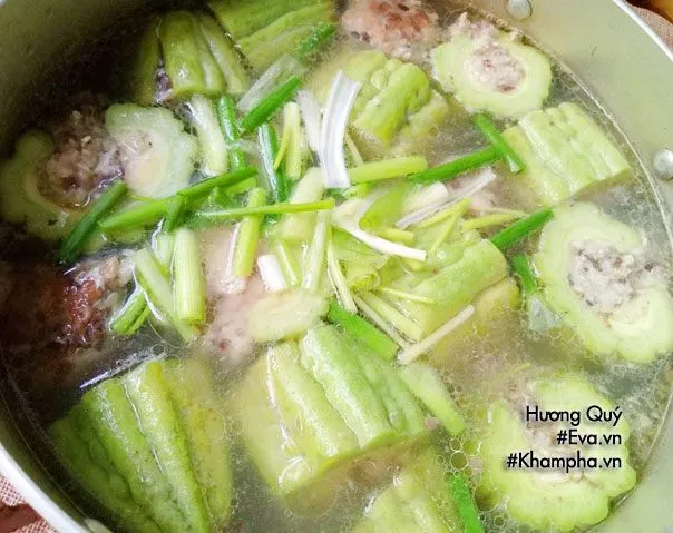 Thêm hành lá cắt khúc giúp tô canh khổ qua thêm phần hấp dẫn