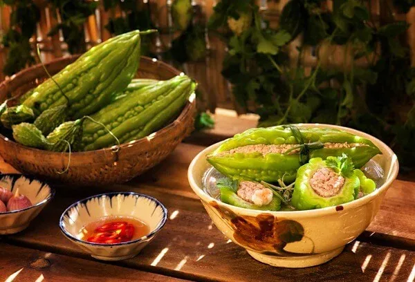 Thành phẩm mướp đắng nhồi thịt nấu canh xanh mướt và bắt mắt