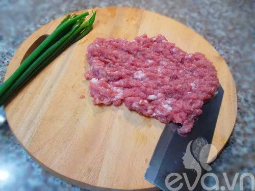 Thịt nạc thăn được băm nhỏ mịn chuẩn bị cho bước làm viên thịt