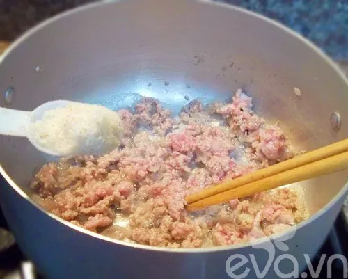 Xào sơ thịt băm với hành khô để tạo mùi thơm đặc trưng cho món canh