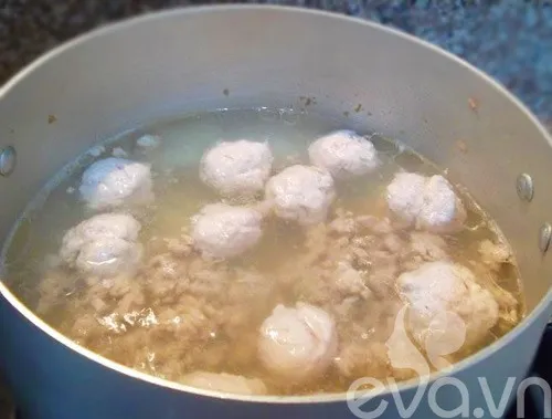 Viên giò sống thả vào nồi nước dùng đang sôi để tạo độ dai giòn