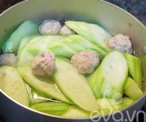 Cho mướp hương vào nồi canh và đun ở lửa lớn để giữ màu xanh