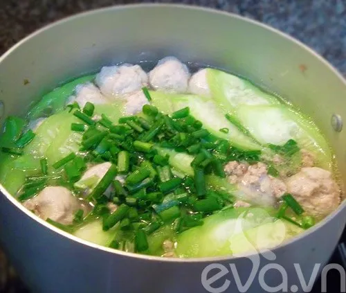 Trình bày canh mướp thịt bằm ra bát tô với hành lá tươi tắn