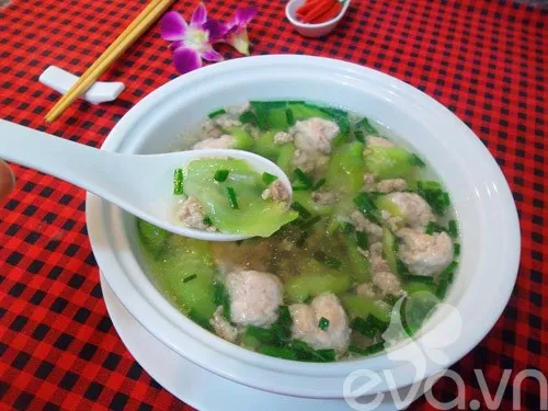 Thưởng thức món canh mướp thịt bằm khi còn nóng để cảm nhận trọn vẹn hương vị