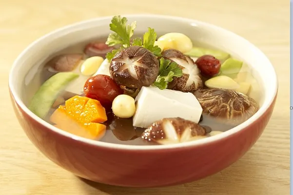 Món canh nấm chay thơm ngon với màu sắc hấp dẫn giúp đổi vị bữa cơm