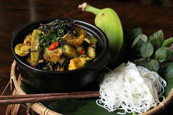 Tô canh ốc chuối đậu với nước dùng trong vàng, ốc giòn, chuối mềm và rau thơm